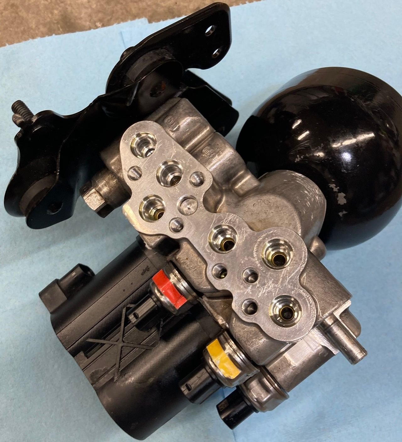 2008 SL55 AMG Front Axle Valve Unit - Additional pictures for reference