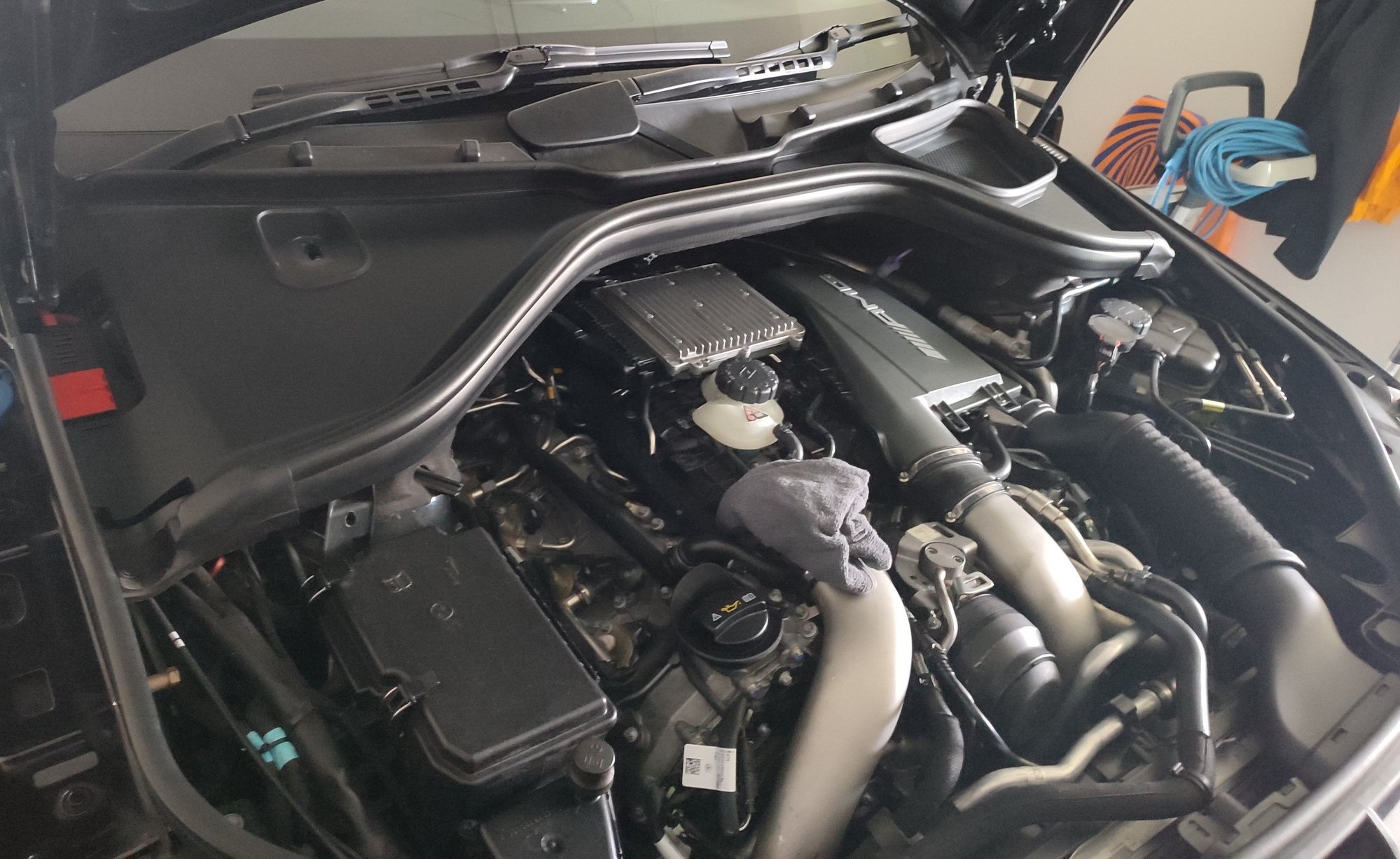 The M157 sits quite far back in the W166 :( At this point Ive removed air intake parts and cylinder head insulation