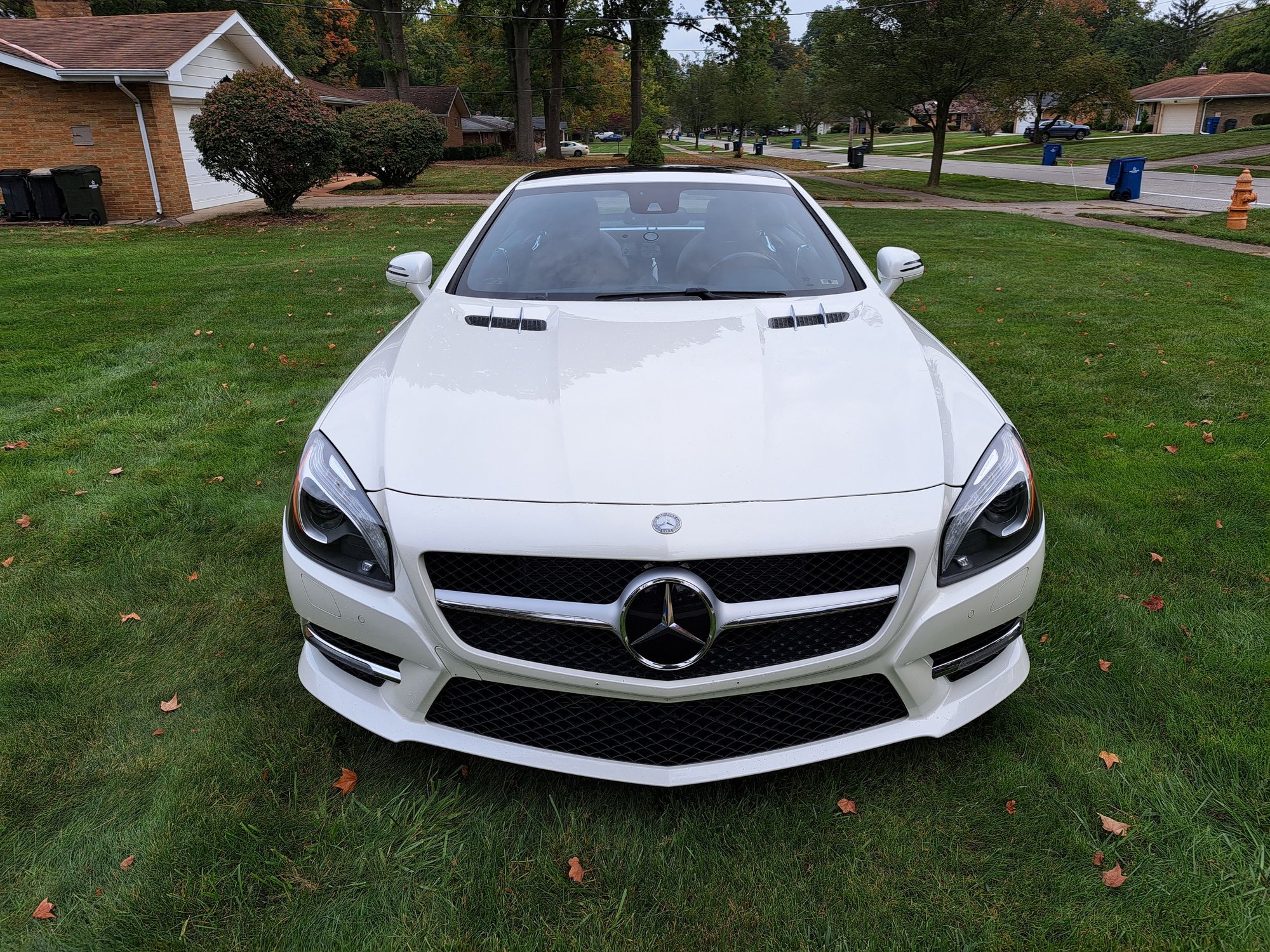 2015 Mercedes-Benz SL550 - Beautiful Diamond White over Red Mercedes SL550 Hard Top Convertible for Sale - Used - VIN WDDJK7DA2FF030977 - 40,750 Miles - 8 cyl - 2WD - Automatic - Convertible - White - North Olmsted, OH 44070, United States