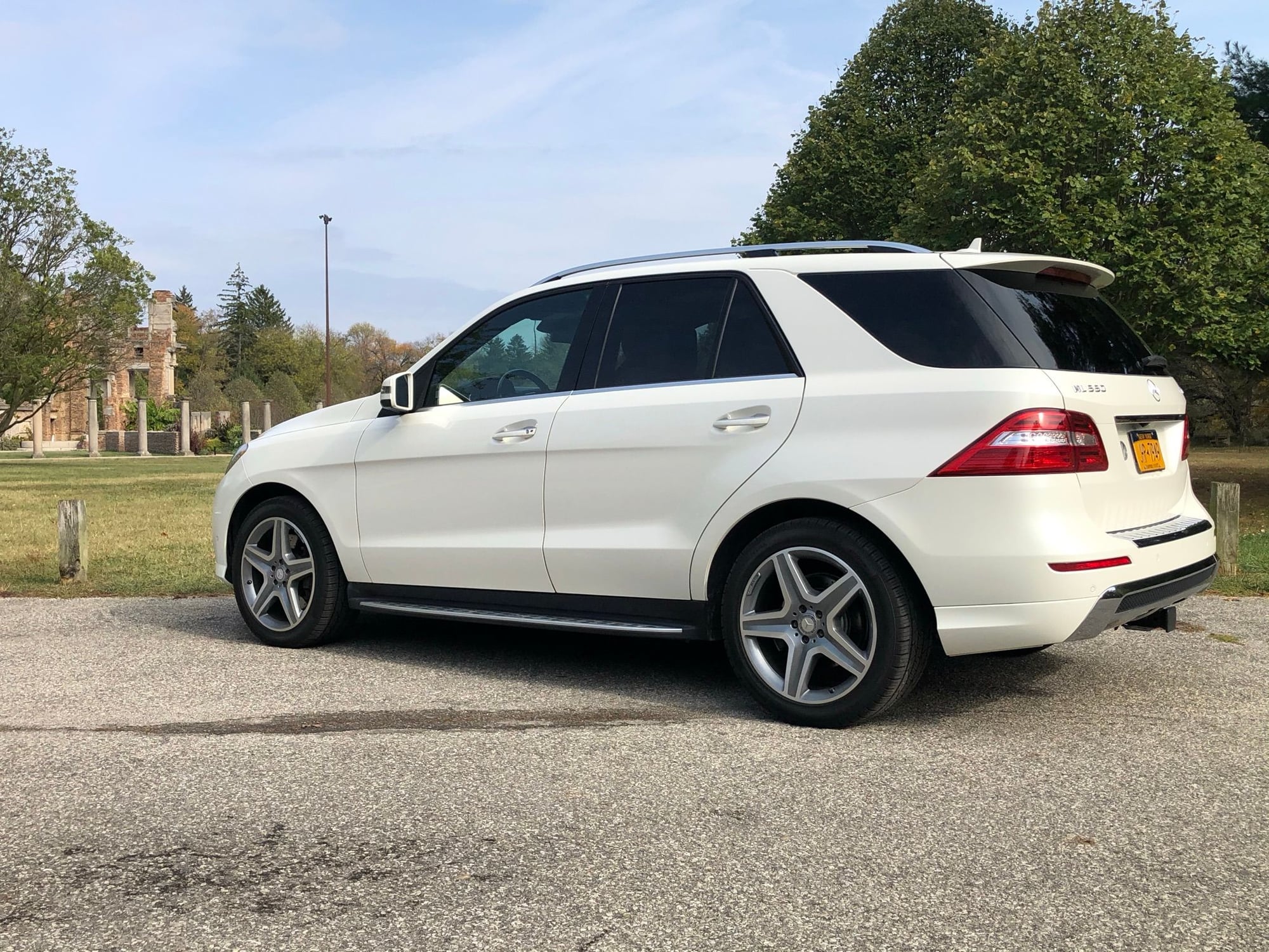 2013 Mercedes-Benz ML550 - 2013 Mercedes ML550 w/ On-Off Road Package - Used - VIN 4JGDA7DB7DA062882 - 179,000 Miles - 8 cyl - AWD - Automatic - SUV - White - Indianapolis, IN 46205, United States