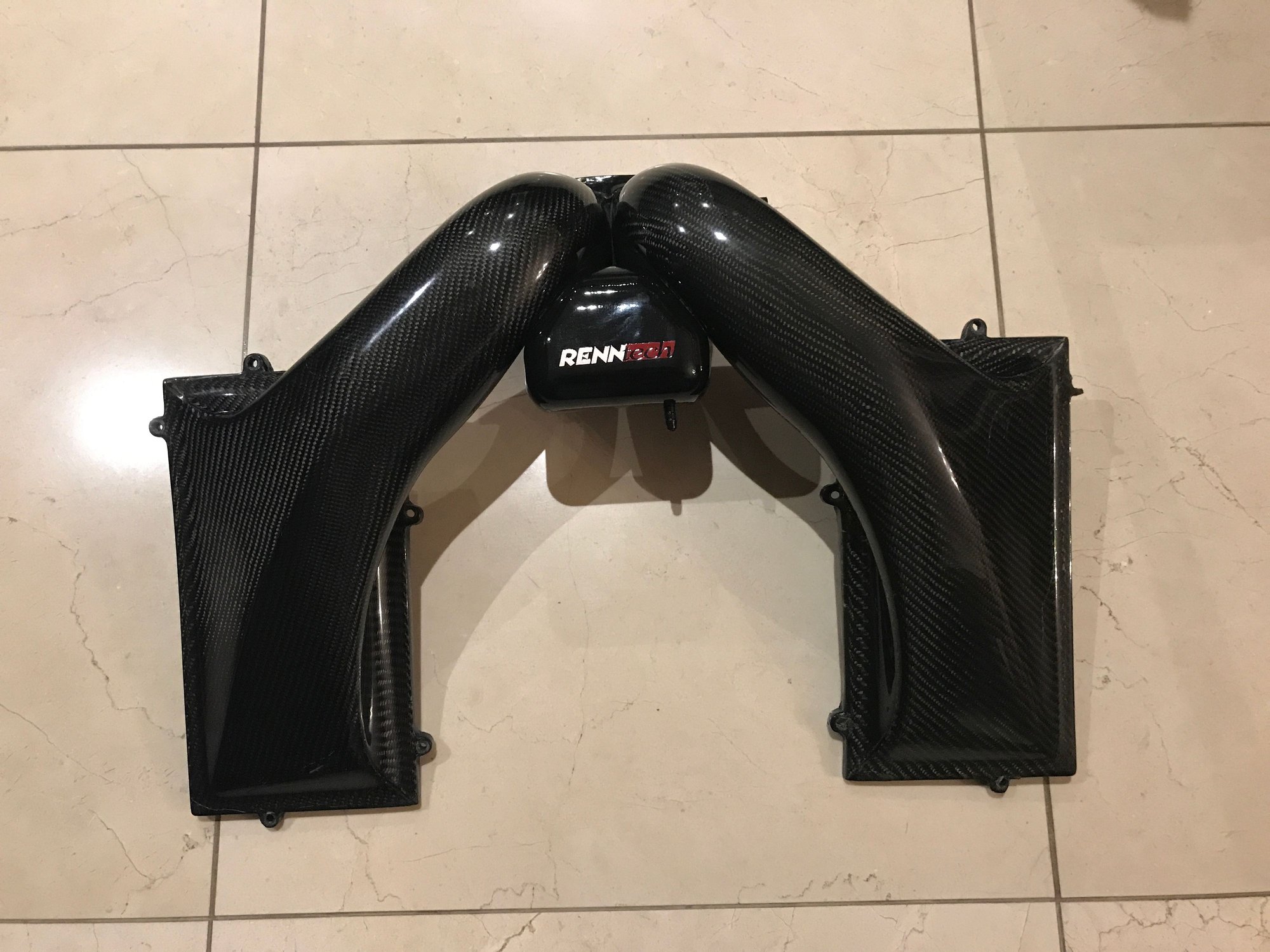 Engine - Intake/Fuel - Mercedes-Benz Naturally Aspirated 6.3L RennTech Carbon Fiber Airbox - Used - 2007 to 2011 Mercedes-Benz CLS63 AMG - 2008 to 2011 Mercedes-Benz C63 AMG - laval, QC h7x3k3, Canada