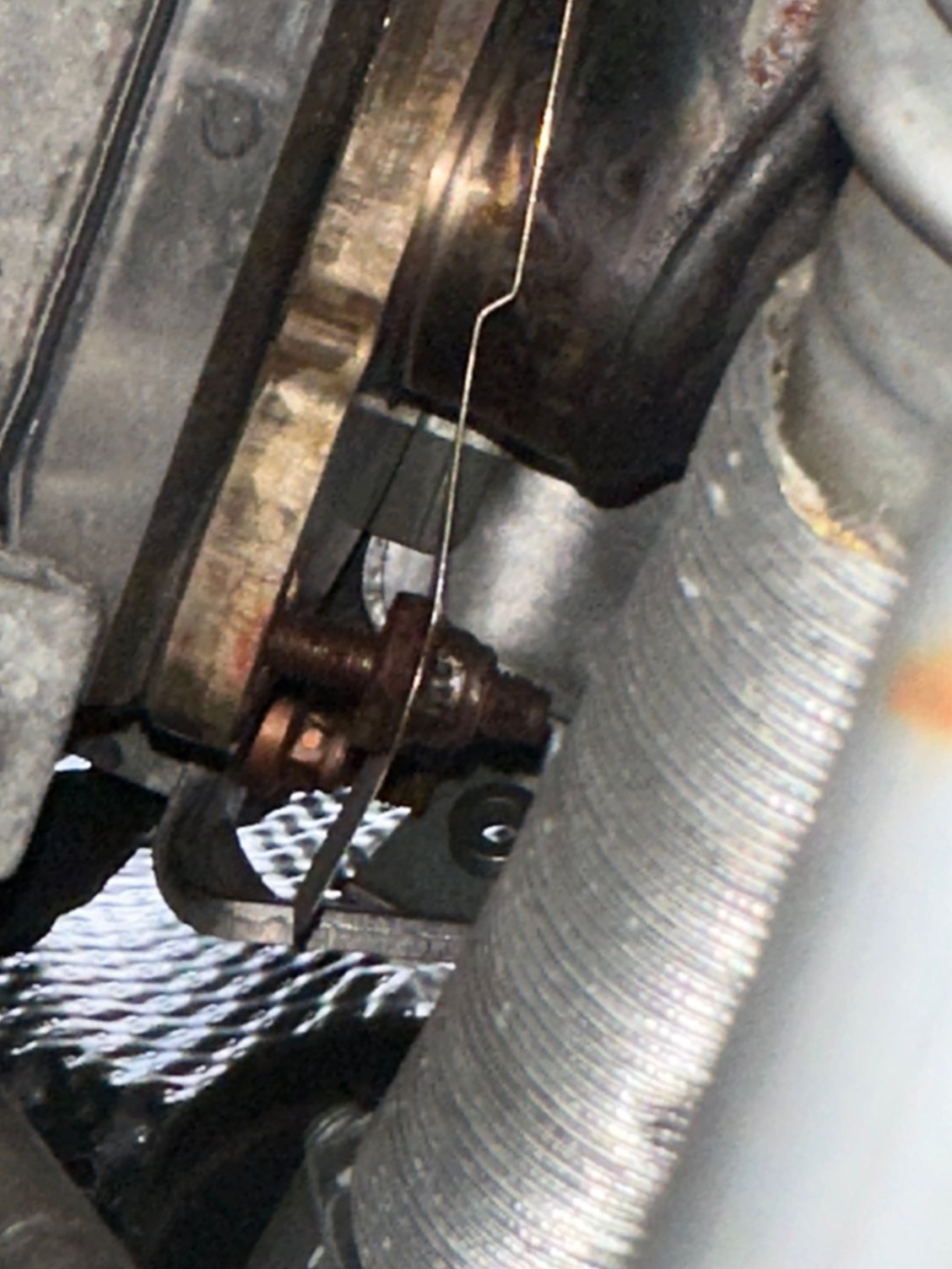 And look at this ****ery that I found. Manifolds have never been touched and look like it�s been this way for a very long time based on corrosion on the shaft and at the break of the stud.