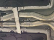 Close up shot of x pipe and rear pipes clearing the factory brace