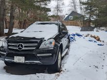 There she sits, where the tow truck dropped it off 😞

Sadly a few weeks ago while my wife was just running to the store, car suddenly shuts down on the highway. I'm pretty sure the OM642 is seized. The worst part is it only had 70k miles and it's my fault. It's not driven very much, about 12km a day so I've kind of neglected oil changes. Oil cooler seal started leaking 2 years ago and I never got around to fixing it, I did however check the oil every month and kept it topped up. 