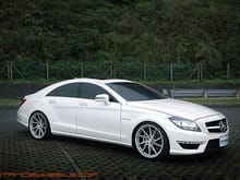 Nice side profile of the CLS63 AMG sporting the Stance SF01 wheels