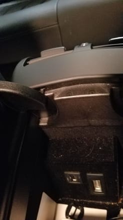 MY'14 armrest USB (facing towards back)