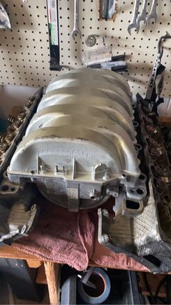 Here is how the n/a intake manifold typically sits upon the cylinder heads. Notice how huge of a chamber exists inside of the intake manifold. This can be cool for trying to get 900 horsepower or for n/a setups, but for a quick spooling turbo setup this is not ideal for anything but top end power ...