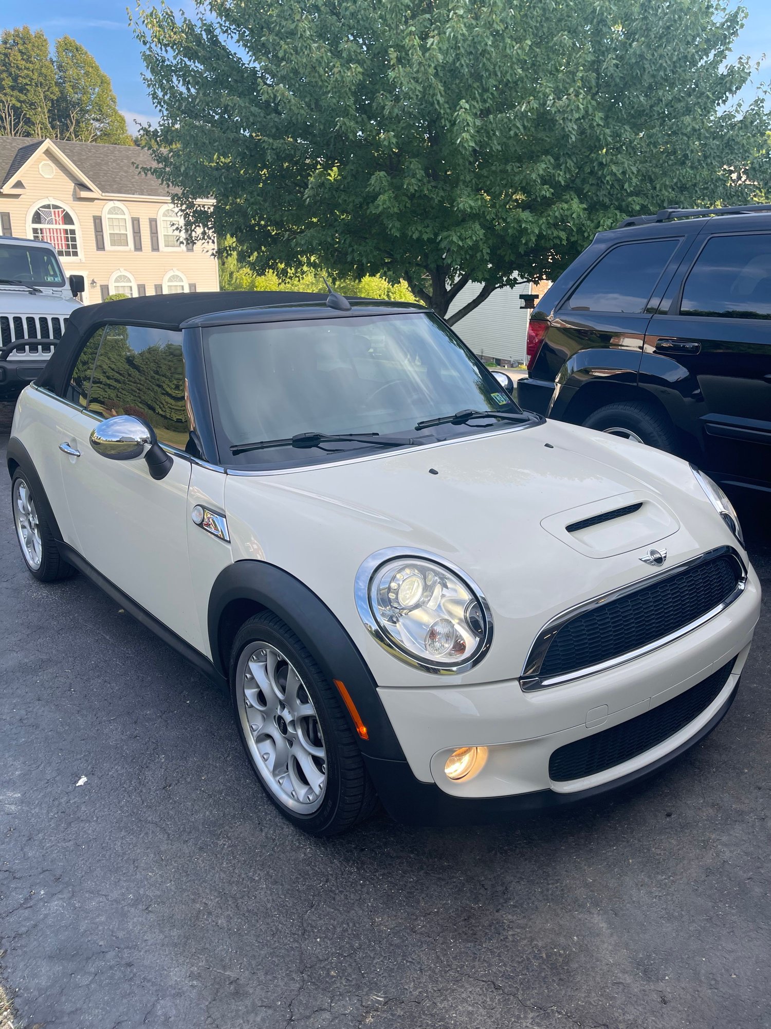 2010 Mini R57: "Mk II" Mini Convertible - 2010 MINI Cooper S Convertible Low Miles - Used - VIN WMWMS3C54ATY08675 - 47,779 Miles - 4 cyl - 2WD - Automatic - Convertible - White - Greensburg, PA 15601, United States
