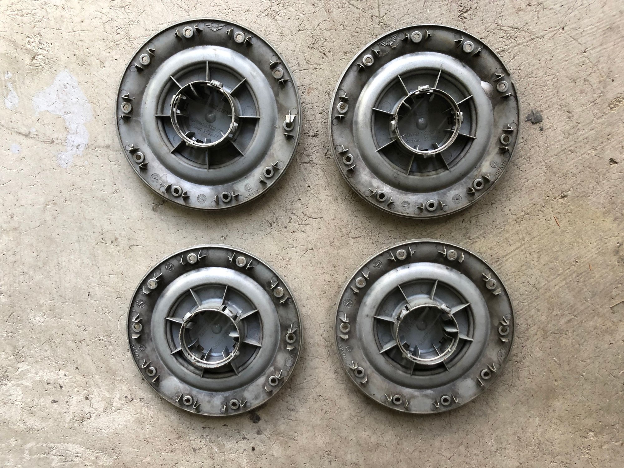 Exterior Body Parts - MINI Cooper center hub  Caps - Used - 2002 to 2008 Mini R53: "Mk I" Mini Cooper S - Wayland, MA 01778, United States