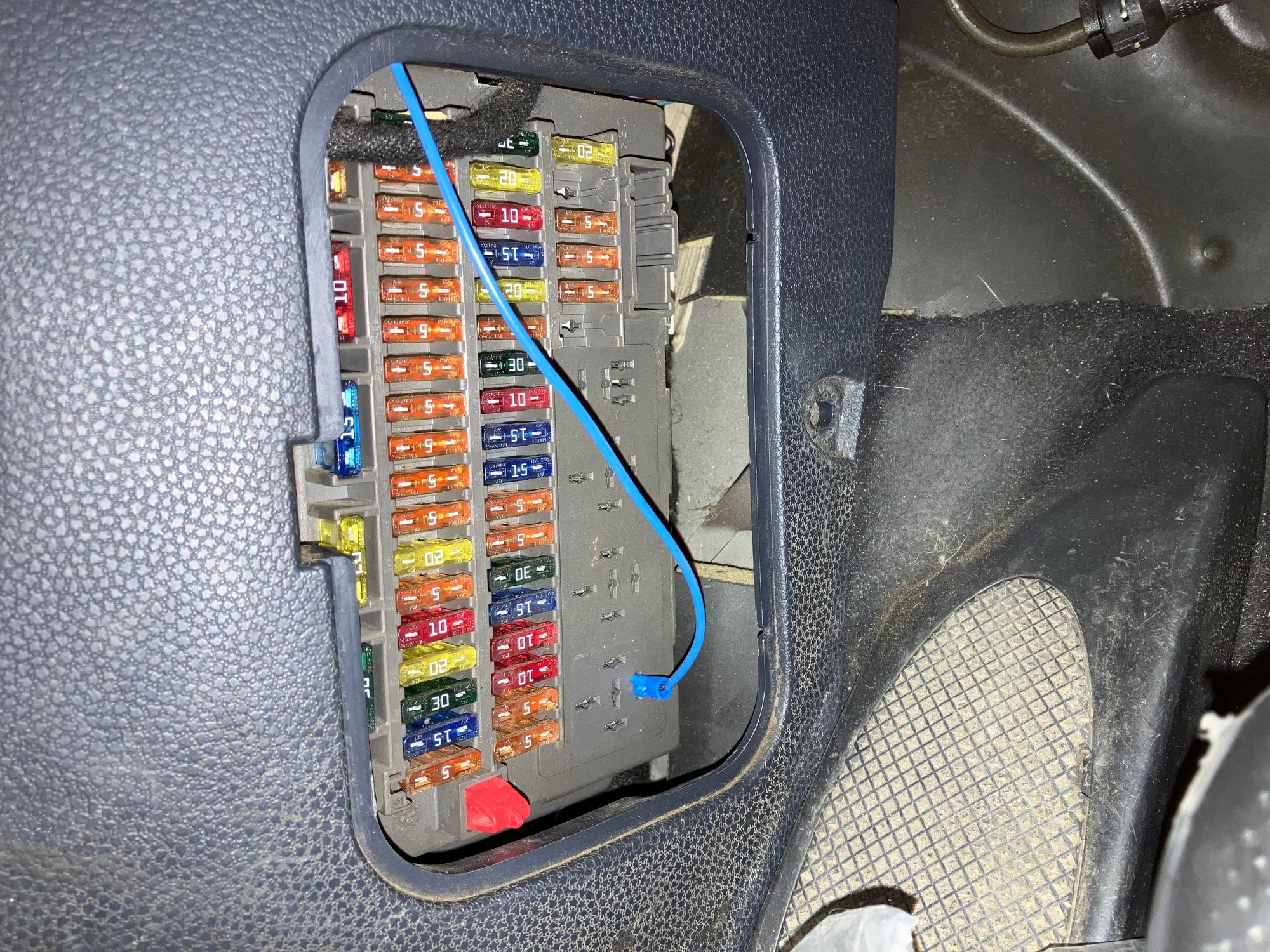 Then connect that wire to the far right pin (pin 87). It should look like this when you�re done. Then just put the cover back in place and secure the wire under the dash so it all neat and tidy.
