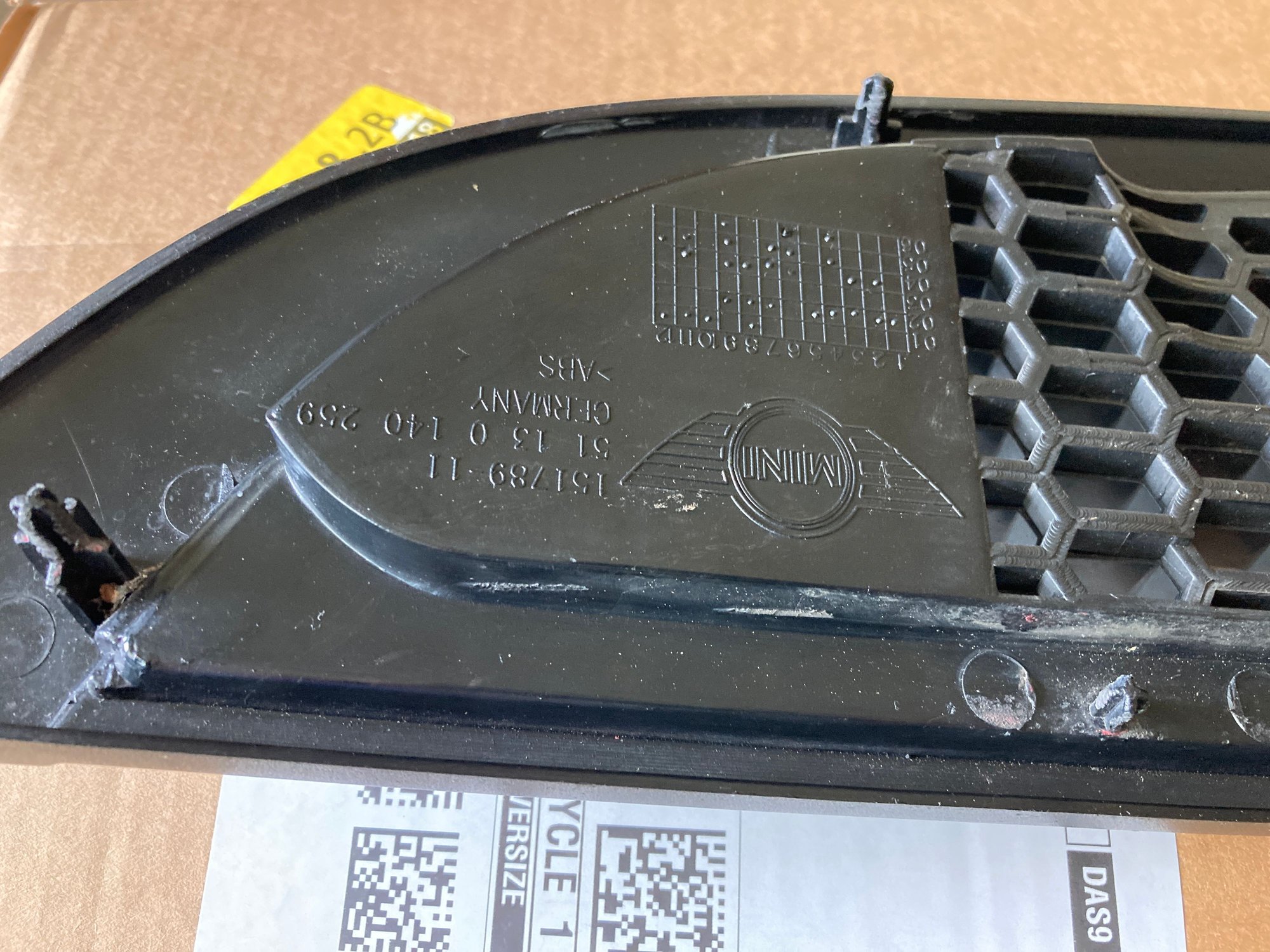 Exterior Body Parts - Genuine Aero Bonnet Grill R50/52/53 - Used - 2002 to 2006 Mini R53: "Mk I" Mini Cooper S - 2005 to 2008 Mini R52: "Mk I" Mini Convertible - 2002 to 2006 Mini R50: "Mk I" Mini One & Cooper - Brockton, MA 02302, United States