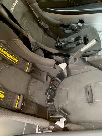 so the driver side has 6-point harness but the passenger side has 4-point which makes sense