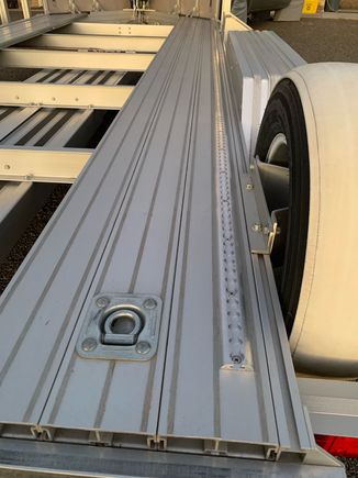 the tracks end about 6" from the tail of the trailer deck