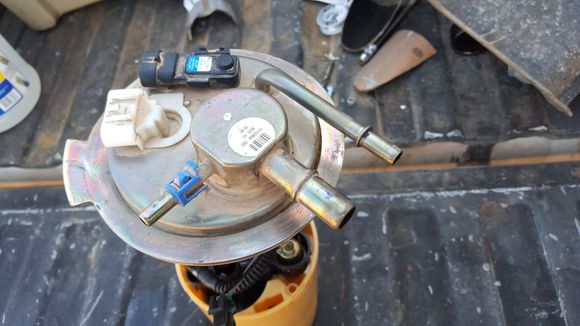 Is this what your bucket looks like up top? Im pretty sure the right nipple is my feed but i have no idea what the other 2 are. There is a black box  under the bed to the passenger side of my tank and idk what that is either. Could i jist use one of the other nipples for my feed using one other AN adapter fittings?