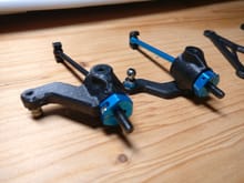 Left: Old Wheelhub design. Right: New wheelhub design with separate toe link piece, also acting as a steering limit stop.