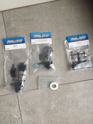 B74 Center diff kit 
B74 rear hubs 
B74 gear box case 

NIP