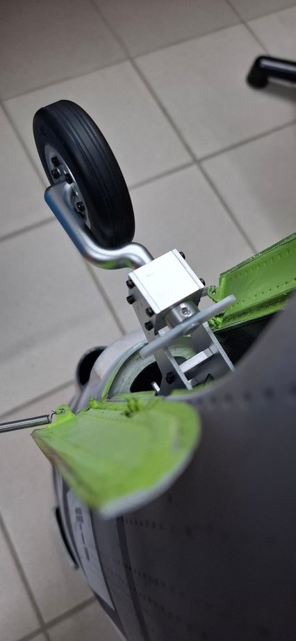 The manufacturer ad 1 servo place in the rear wheel support. For me this is to heavy. I make the guidance withe push/pull cable.