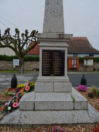 Earlier this year I discovered that two men, from the local commune, with exactly the same name were killed in the Great War 1914-1918 but only one name was inscribed on the war memorial. This mistake has now been remedied.       