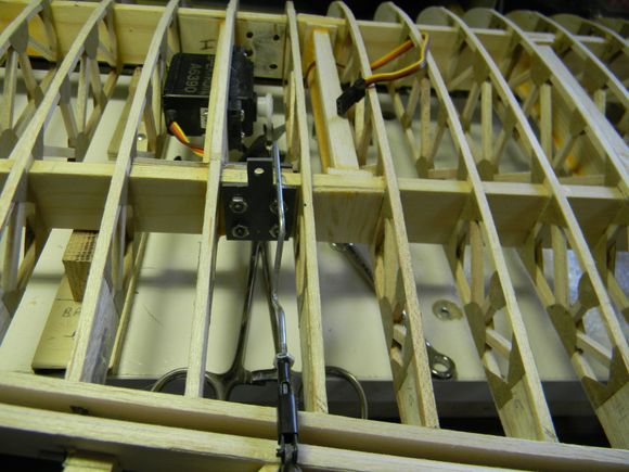 Ample strut bracket clearance
