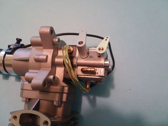 Here you can see how the long arm can pass of the shorter arm with not interference when hooked up to your servos.  No need to install a manual choke lever!