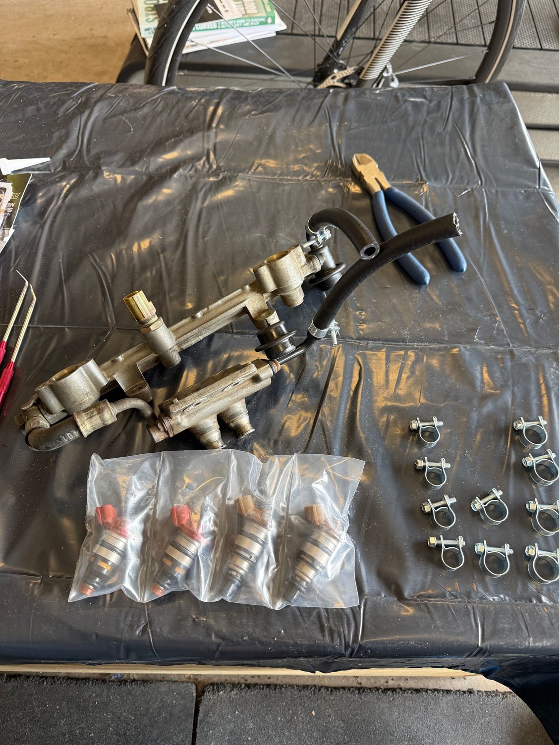 This is how my injectors came back from boost lab with replaced orings. I placed them in the fuel rails and hooked all lines up. I have the feed from the pump going to fuel pulsation dampener and the line from the regulator returning to the tank. 