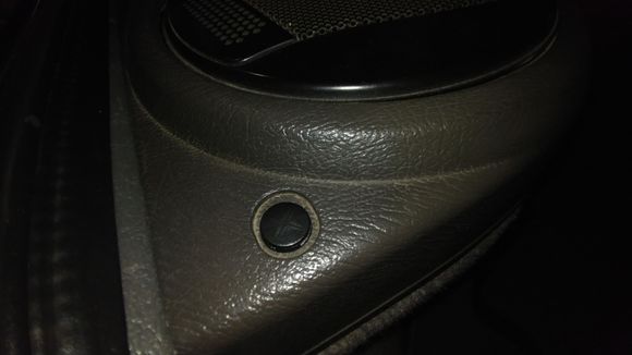The flash shows the cross-hatch pattern in the top.  It's not really noticeable unless you look closely.