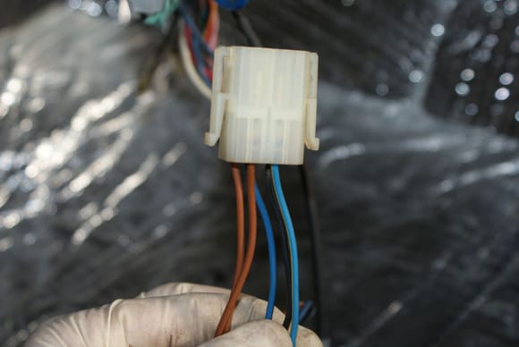 This is the other connector that goes to B-09.  It has FIVE wires which correspond to the FSM pictured below.