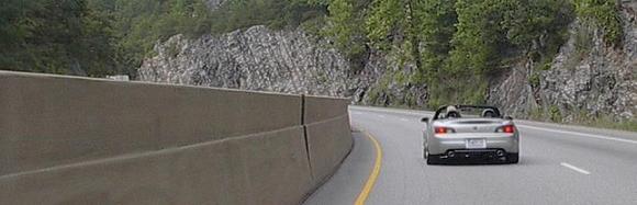 Airgate in highway curves towards Knoxville.jpg