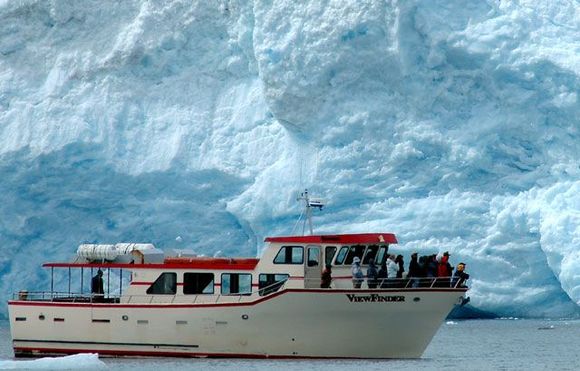 glacier_and_boat.jpg