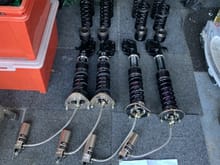 4 Struts with 10kg/8kg and helpers. You get another set of helpers, 2x 8kg 260mm, 2x 6kg 260mm, 2x 6kg 200mm 2x5kg 200mm ZX1 grease, 4x Neoprene boots.