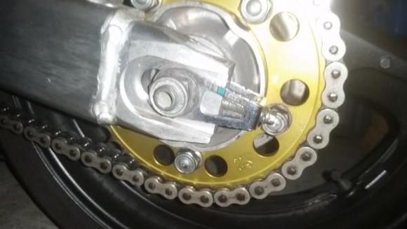 another view of the sprocket and chain. Always loaded up with good ol bar oil.