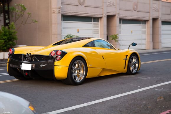 Yellow Pagani Huayra. Picture by hsien5552700 | Flickr