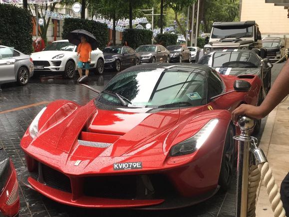 Supercars from Malaysia taking over! This epic trio was spotted at the St Regis Hotel in Singapore! This Ferrari LaFerrari looks stunning.