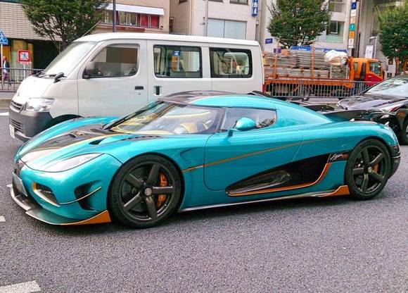 Epic Koenigsegg Agera RS roaming the streets of Tokyo, Japan!