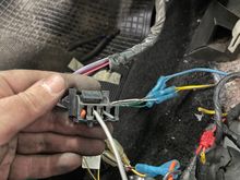 Connector with only one wire, the others are cut.. Close to stereo wiring.. 