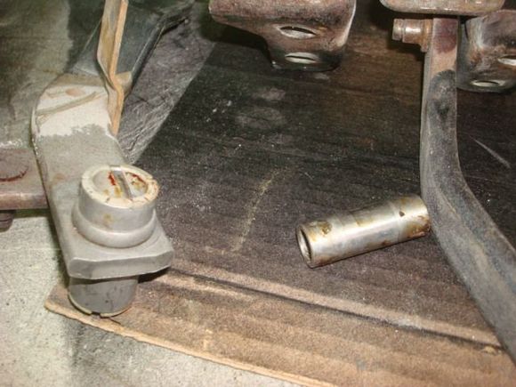 Taking the roller pin out to remove the bushings.