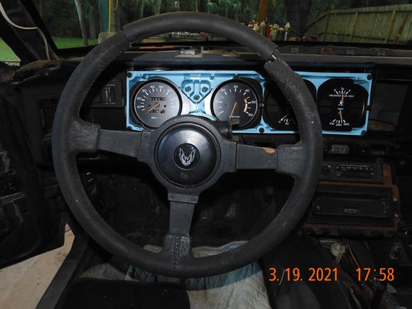 I think I will re-use the horn button, it is original and looks pretty good.