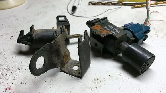 so removed the bracket as i still want to bolt the VSV to the valve cover i need the tab an some of the old bracket
