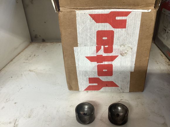 Check out the wear on these two spring backed pieces that sit on either side of the knuckle arm ball inside the drag link. The same pieces on the pitman arm end show very little wear. 