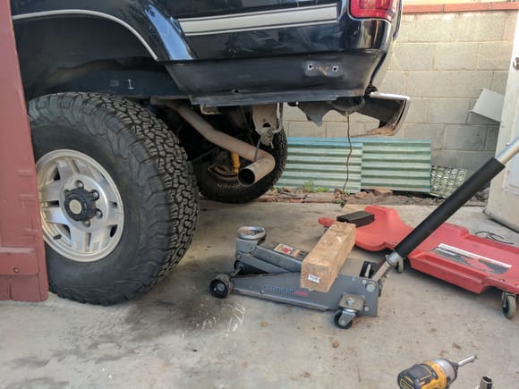 Obviously we can't have the exhaust pipe keep hanging this low now. I don't have any mobile pipe benders, so I used some wood blocks and the jack :D