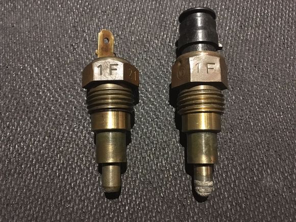 The sensor on the right: The electrical connection core rotates a bit in the housing and the sensing tip seems to be damaged because I can feel a wire tip protruding from it.