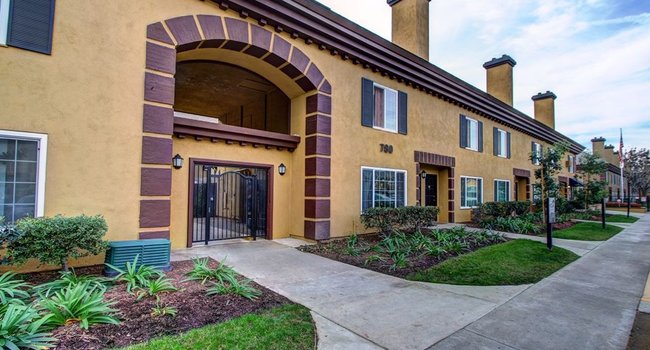 Warwick Square Apartments 15 Reviews Santa Ana Ca