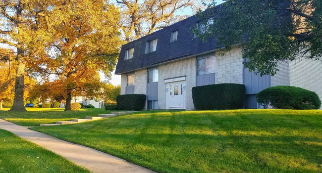 Carriage House Apartments - Gurnee IL