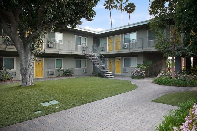 California Palms Apartments - 15 Reviews | Santa Ana, CA Apartments for