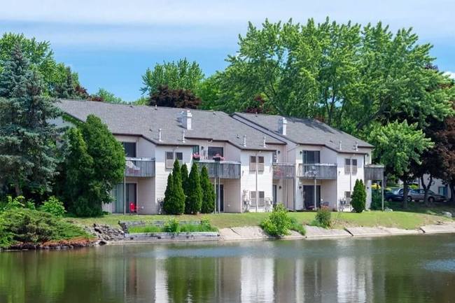 Old Farm Shores Apartments - 90 Reviews | Grand Rapids, MI Apartments